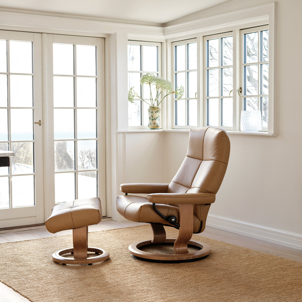 Small Chair With Footstool With Classic Base In Leather Batick